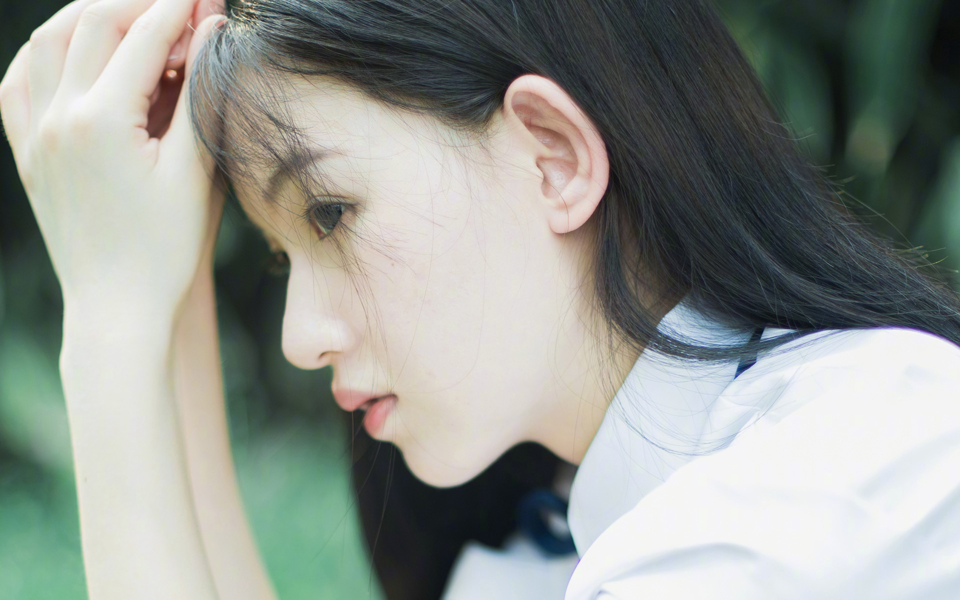 青少年极限绳索攀爬，跃上未知的高度，绳索攀登